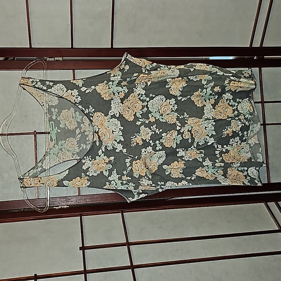 EUC floral tank - Picture 1 of 3